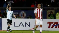 SELEBRASI - Lionel Messi melakukan selebrasi usai mencetak gol ke gawang Paraguay. (REUTERS/Marcos Brindicci)