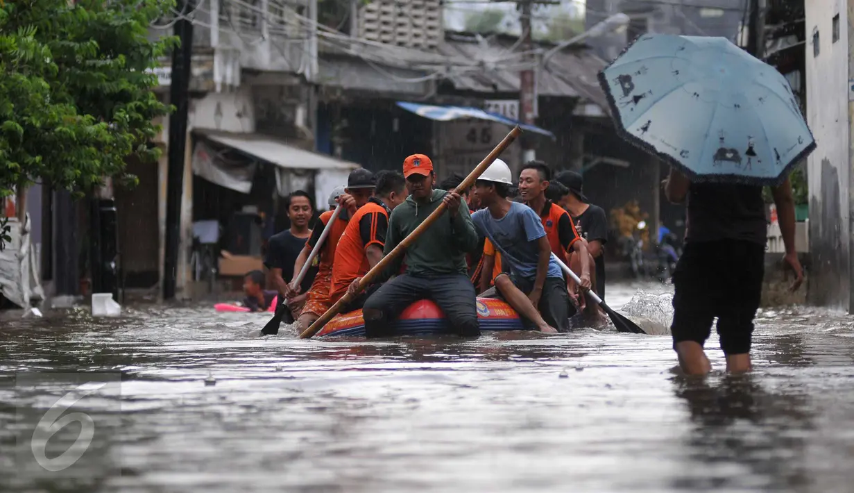 Sejumlah warga menaiki perahu karet saat banjir di kawasan Pasar Buncit, Jakarta Selatan, Selasa (9/2/2016). Banjir menggenangi kawasan tersebut hingga setinggi 100 cm akibat luapan Kali Kemang. (Liputan6.com/Gempur M Surya)