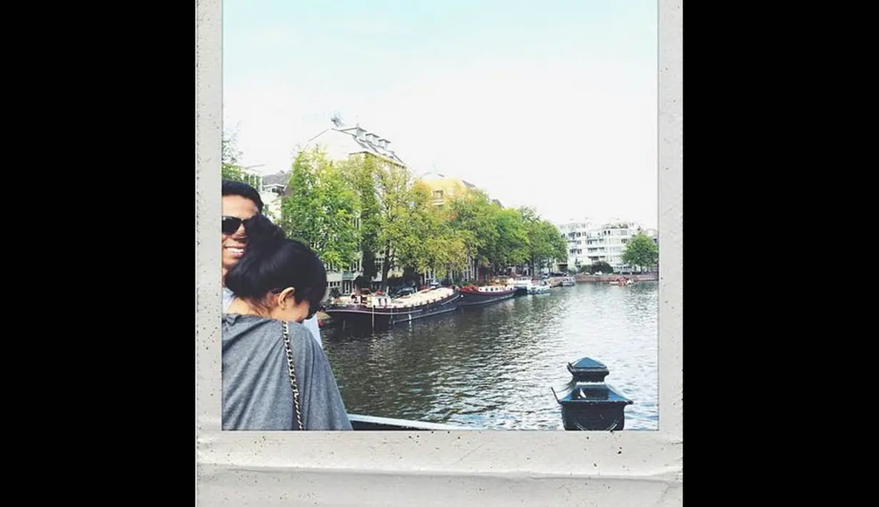 Lewat akun Instagram @fitrop yang dilansir Rabu (24/9/14), presenter lucu ini mengabadikan momen kemesraannya dengan sang suami, (13/10/14). (instagram.com/fitrop)