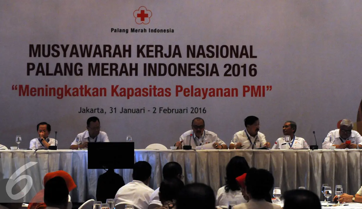 Sekjen Ritola Tasmaya (ketiga kiri) memberikan keterangan pada hari pertama Mukernas PMI 2016 di jakarta, Senin (1/2). Dalam Mukernas kali ini PMI mengambil tema Meningkatkan Kapasitas pelayanan PMI. (Liputan6.com/Helmi Afandi)