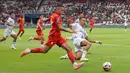 Pemain Persija Jakarta, Bruno Tubarao berusaha melepaskan tembakan dibayangi pemain Persijap dalam laga lanjutan BRI Super League 2025/2026 di Stadion Utama Gelora Bung Karno (SUGBK), Senayan, Jakarta, Sabtu (03/01/2025). (Bola.com/Abdul Aziz)