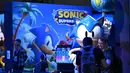 Pengunjung memainkan game Sonic Superstars di stan Sega pada pameran video game Gamescom di Cologne, Jerman bagian barat pada 23 Agustus 2023. (AFP/Ina Fassbeder)