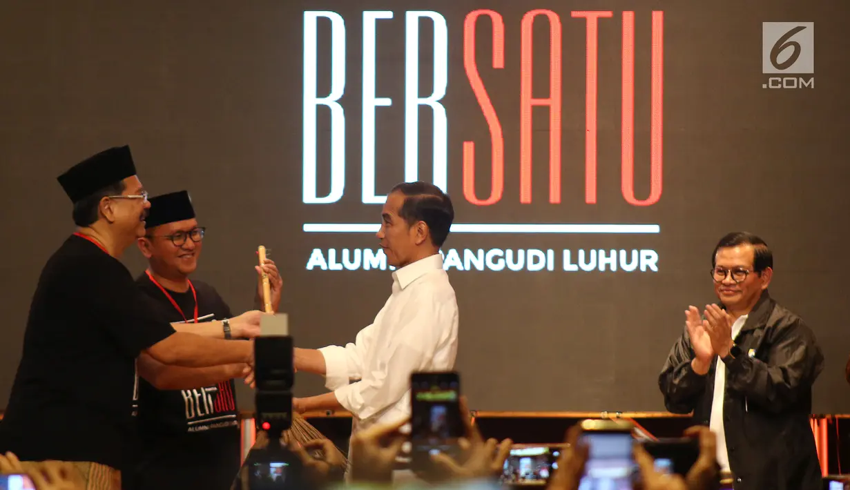 Capres petahana Jokowi menerima sapu lidi pada acara Deklarasi Alumni Pangudi Luhur (PL) untuk Jokowi-Ma'ruf Amin di SCBD, Jakarta, Rabu (6/2). Sapu tersebut merupakan simbol agar Jokowi membersihkan koruptor jika kembali terpilih. (Liputan6.com/HO/Jo)