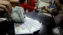 Posisi dolar melempem di kisaran Rp 11.985. Jauh berbeda saat Jokowi belum dilantik yang masih di   posisi Rp 12.100 pada Jumat pekan lalu, Jakarta, Kamis (23/10/2014) (Liputan6.com/Johan Tallo)