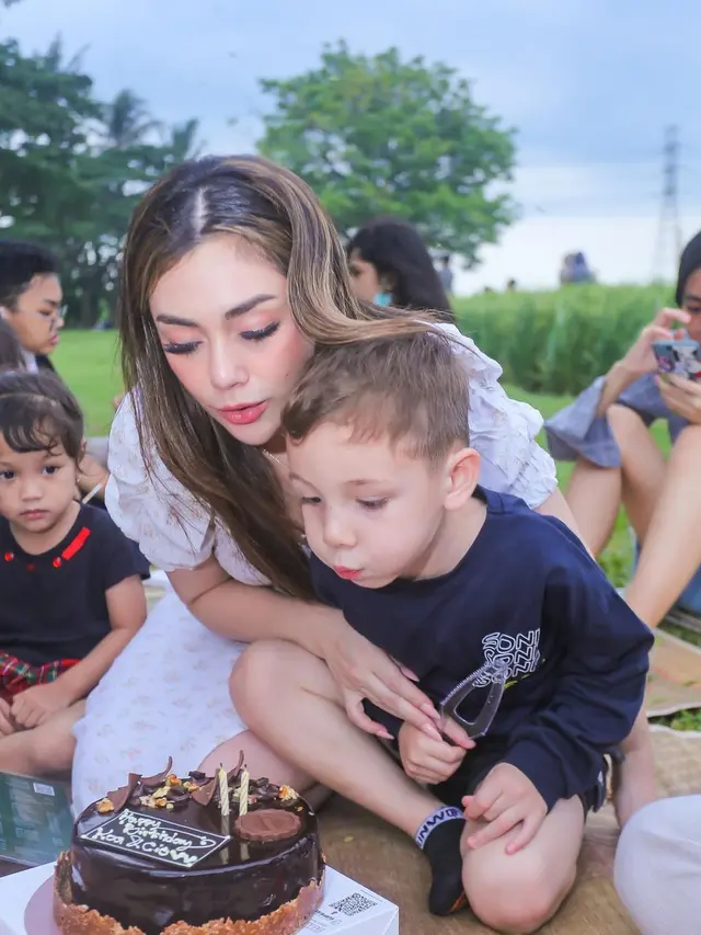 7 Potret Celine Evangelista Rayakan Ulang Tahun Anak, Seru di Pinggir Sawah