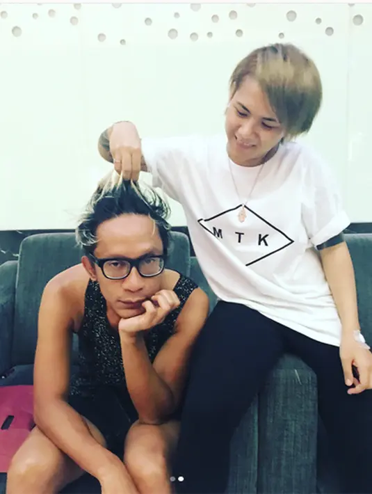 Aming yang mengaku baru tiba di Jakarta, menyempatkan untuk menengok mantan istrinya, Evelyn di rumah sakit. Potret akrab keduanya kembali begitu terlihat. Aming dengan muka yang masih capek. (Instagram/ev0124)