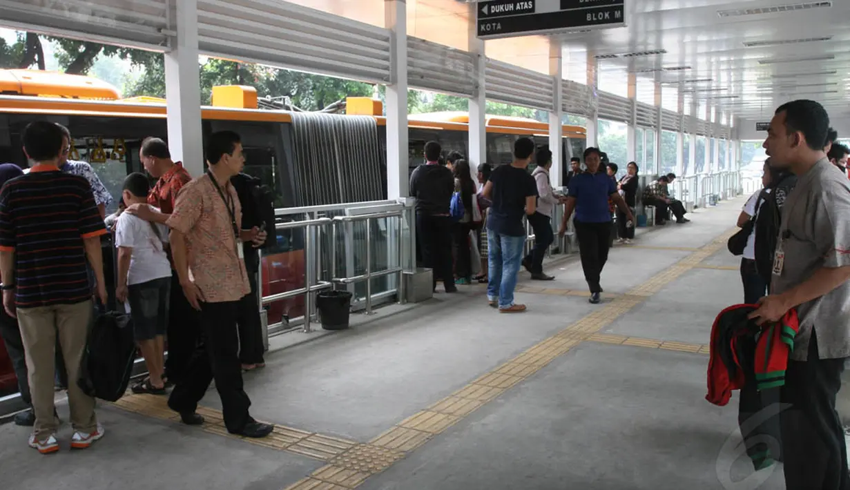 Halte dengan panjang 45 meter dan lebar 5 meter ini dibangun tepat di antara halte Setiabudi dan Halte Karet lama, Jumat (6/6/14). (Liputan6.com/Faizal Fanani)
