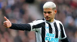 Pemain Newcastle United Bruno Guimaraes memberi isyarat saat melawan Wolverhampton Wanderers pada pertandingan sepak bola Liga Inggris di St. James' Park, Newcastle, Inggris, 12 Maret 2023. Newcastle United mengalahan Wolverhampton Wanderers dengan skor 2-1. (Owen Humphreys/PA via AP)