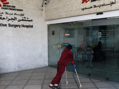 Pasien memasuki rumah sakit Al-Mosawah, yang dikelola oleh lembaga amal medis Doctors Without Borders (Dokter Tanpa Batas - MSF) di Amman, Yordania, pada 15 April 2025. (Khalil MAZRAAWI/AFP)