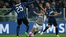 Striker Juventus, Paulo Dybala, berusaha melewati hadangan pemain Inter Milan dalam laga Serie A Italia di Stadion Juventus, Turin, (28/2/2016). (AFP/Marco Bertorello)