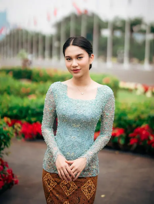 Kebaya biru tosca yang dipadukan dengan kain batik ini merupakan rancangan desainer Asky Febrianti. Payet kebaya ini simpel dan cocok dengan Azizah Salsha. Kerah kebaya Azizah Salsha ini didesain dengan model square neck, sementara lengan kebayanya didesain dengan model V. Meski simpel, namun desain di beberapa bagian membuat kebaya ini elegan. (Liputan6.com/IG/@askyfebrianti)