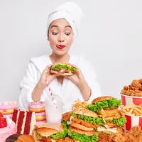 Kesehatan bukan hanya soal olahraga rutin atau pola makan seimbang, tetapi juga tentang kebiasaan harian yang konsisten. (foto/dok: freepik/wayhomestudio)