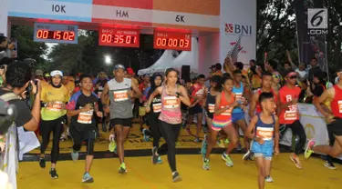 Peserta mengikuti lomba lari BNI UI Half Marathon di kampus UI Depok, Minggu (15/7). Sebanyak 3.600 peserta berlari di kategori 5K, 10K, dan 21K (half marathon) yang mengusung tema The Best Half Marathon inside Campus in Indonesia. (Liputan6.com/HO/Palar)