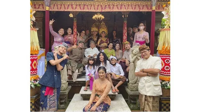 6 Potret Sheila Marcia Pakai Kebaya Bali saat Kondangan, Tampil Memukau