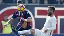 Aksi pemain Roma, Daniele De Rossi (kanan) merebut bola dari hadangan pemain Crotone, Diego Falcinelli pada lanjutan Serie A di Ezio Scida stadium, Crotone, Italy (12/2/2017).  AS Roma menang 2-0.  (AFP/Carlo Hermann)