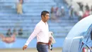 Pelatih Semen Padang, Nil Maizar saat menemani anak asuhnya  Pada laga Piala Jenderal Sudirman grup D di Stadion Manahan, Solo, Sabtu (12/12/2015). (Bola.com/Nicklas Hanoatubun)