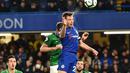 Duel udara yang dilakukan Cesar Azpilicueta pada laga lanjutan Premier League yang berlangsung di Stadion Stamford Bridge, London, Kamis (4/4). Chelsea menang 3-0 atas Brighton Albion. (AFP/Glyn Kirk)