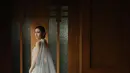 Gaun putih panjang yang dikenakan Celia Thomas menyempurnakan penampilannya. Ia terlihat sangat memesona dengan balutan busana bak pengantin. Netizen pun mendoakan Celia segera menikah dan memakai gaun pengantin seperti itu. (Liputan6.com/IG/celiathoms)