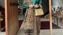 Olivia Zalianty tampil jadi Jeng Yah dengan mengenakan kebaya janggan warna hijau emerald [@oliviazallianty]