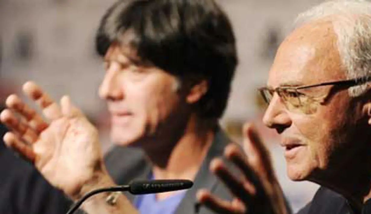 Franz Beckenbauer (kanan) dan pelatih Jerman Joachim Loew di sesi konferensi pers di Hotel Velmore, Erasmia, Pretoria, 9 Juni 2010, jelang PD 2010 di Afrika Selatan. AFP PHOTO / JOHN MACDOUGALL 