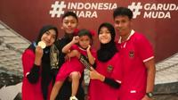 Daniel Alfrido dan keluarganya di sela-sela Kualifikasi Piala AFF U-16 di Solo. (Bola.com/Gatot Sumitro)