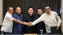 Ketua Umum PSSI, Erick Thohir (tengah) berfoto bersama dengan Manajer Timnas Indonesia Sumardji, Waketum PSSI Zainudin Amali, Sekjen PSSI Yunus Nusi, dan Exco Arya Sinulingga pada konferensi pers terkait rencana baru perkembangan Timnas Indonesia yang berlangsung di Menara Danareksa, Kemayoran, Jakarta Pusat, Senin (06/01/2025). (Bola.com/Bagaskara Lazuardi)