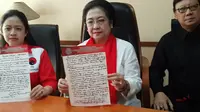 Megawati menunjukkan Surat Mandat Capres untuk Jokowi