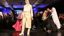 Rancangan yang terkesan feminim dan elegan, berhasil memukau para pengunjung Indonesian Fashion Week. (Andy Masela/Bintang.com)