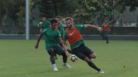 Pemain Timnas Indonesia U-23, Ilija Spasojevic saat berlatih di Lapangan ABC, Senayan,  (24/4/2018). Timnas mempersiapkan diri untuk mengikuti turnamen PSSI Anniversary 27 April-3 Mei 2018. (Bola.com/Nicklas Hanoatubun)