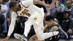 Pemain Cleveland Cavaliers, Dwyane Wade (9)  berebut bola dengan pemain San Antonio Spurs, Danny Green (kanan) pada lanjutan NBA di basketball game di AT&T Center, San Antonio, (23/1/2018). Spurs menang atas Cleveland 114—102. (AP/Eric Gay)