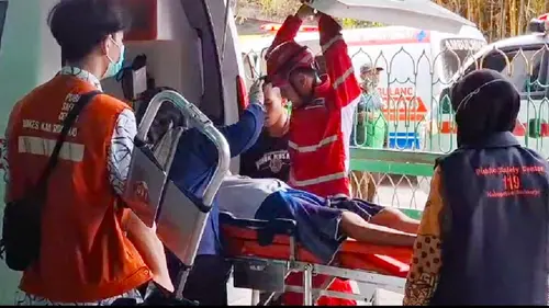 Jumlah korban akibat ambruknya bangunan musala Pondok Pesantren Al-Khoziny di Buduran, Sidoarjo, mencapai 79 orang. Satu santri tidak terselamatkan. (Liputan6.com/Dian Kurniawan)