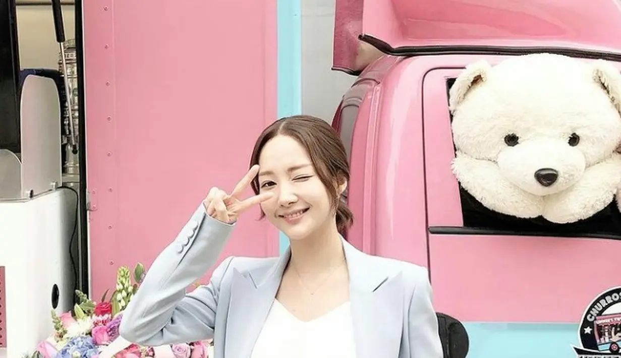 Pemain drama Korea ‘Her Private Life’ tampil anggun dengan memadukan blouse warna putih dengan blazer dan celana warna selaras. Seperti Park Minyoung satu ini. (Instagram/Rachel_mypark).