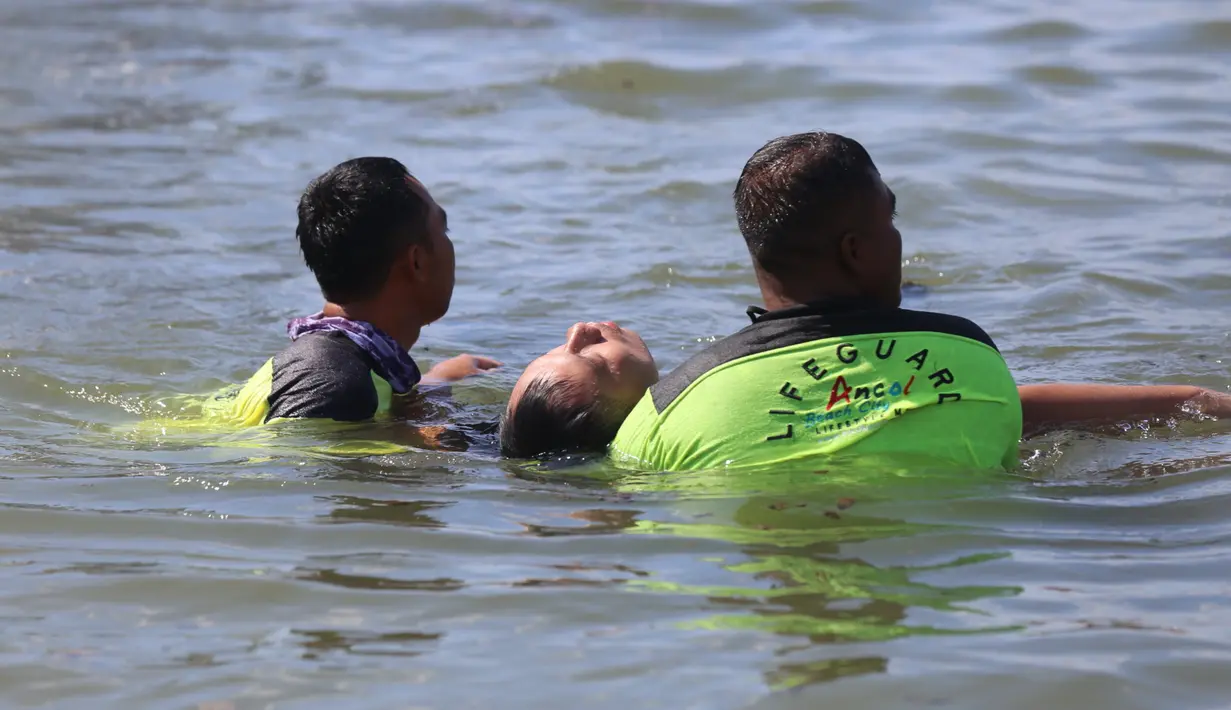 Pada resepsi pernikahan ini, Vicky melibatkan pesawat helikopter. Vicky terjun dari helikopter demi menunjukkan keseriusan cintanya pada cintanya. (Nurwahyunan/Bintang.com)