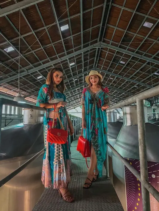 Melihat Aurel sekarang, Ashanty jadi teringat masa lalu saat dirinya baru menikah dengan Anang. Di mana kala itu sang mama selalu menanyakan kabarnya dan merindukan dirinya yang baru berpisah dari rumah. (Instagram/aurelie.hermansyah)