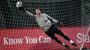 Kiper Liverpool, Adrian berusaha menepis bola saat sesi latihan tim di Melwood di Liverpool, Inggris (4/11/2019). Liverpool akan bertanding melawan wakil Belgia, KRC Genk pada lanjutan grup E Liga Champions di stadion Anfield. (AFP Photo/Paul Ellis)