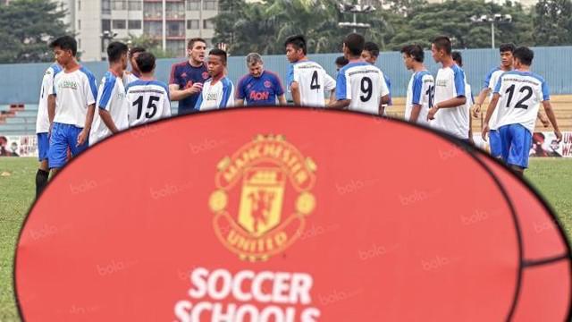 Manchester United bersama You C1000 menyelenggarakan coaching clinic di Jakarta. Sebanyak 60 peserta yang terpilih dari Jakarta, Botabek, Bandung, Surabaya dan Yogyakarta mendapat pelatihan langsung dari pelatih yang dikirim dari klub Manchester Unit...