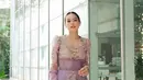 Maudy Ayunda tampil anggun mengenakan kebaya bernuansa ungu rancangan Didiet Maulana. Kebaya dengan motif floral itu dilengkapi dengan korset renda yang menambah keunikan tampilan. [@maudyayunda].