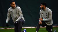 Bek Liverpool Virgil van Dijk (kiri) dan Joe Gomez melakukan pemanasan saat latihan di Melwood di Liverpool, Inggris (4/11/2019). Liverpool akan bertanding melawan wakil Belgia, KRC Genk pada lanjutan grup E Liga Champions di stadion Anfield. (AFP Photo/Paul Ellis)