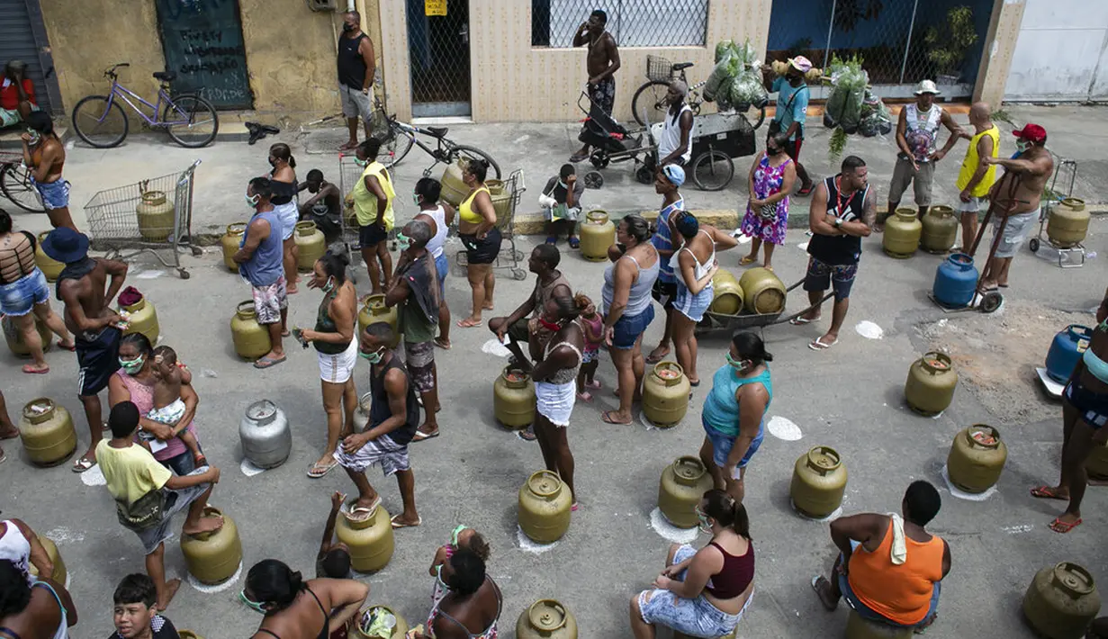 Antrean warga saat membeli gas murah dari Petrobrás Oil Tankers Union di favela Vila Vintem, Rio de Janeiro, Brasil, Jumat (12/3/2021). Kegiatan ini sebagai kampanye solidaritas untuk memperingati Hari Perjuangan Nasional Pertahanan Perusahaan Milik Negara. (AP Photo/Bruna Prado)