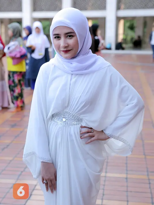 "Papah suka capture-in tafsiran via chat, kayak kemaren kirimin tafsiran hukum gibah atau hadist hukum bernyanyi di kamar mandi," lanjutnya. (Deki Prayoga/Bintang.com)