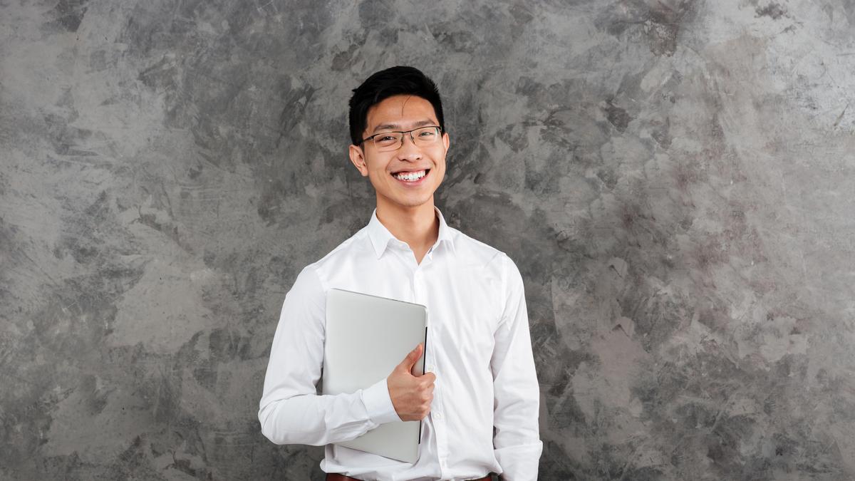 Tetap Gaya di Setiap Kesempatan, Ini Pilihan Kemeja Papa Muda yang Wajib Punya!