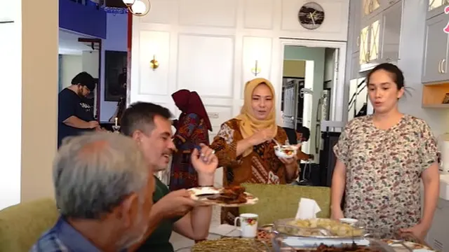 6 Momen Akikah Anak Ussy dan Andhika Pratama, Gelar Acara Makan Daging Kambing