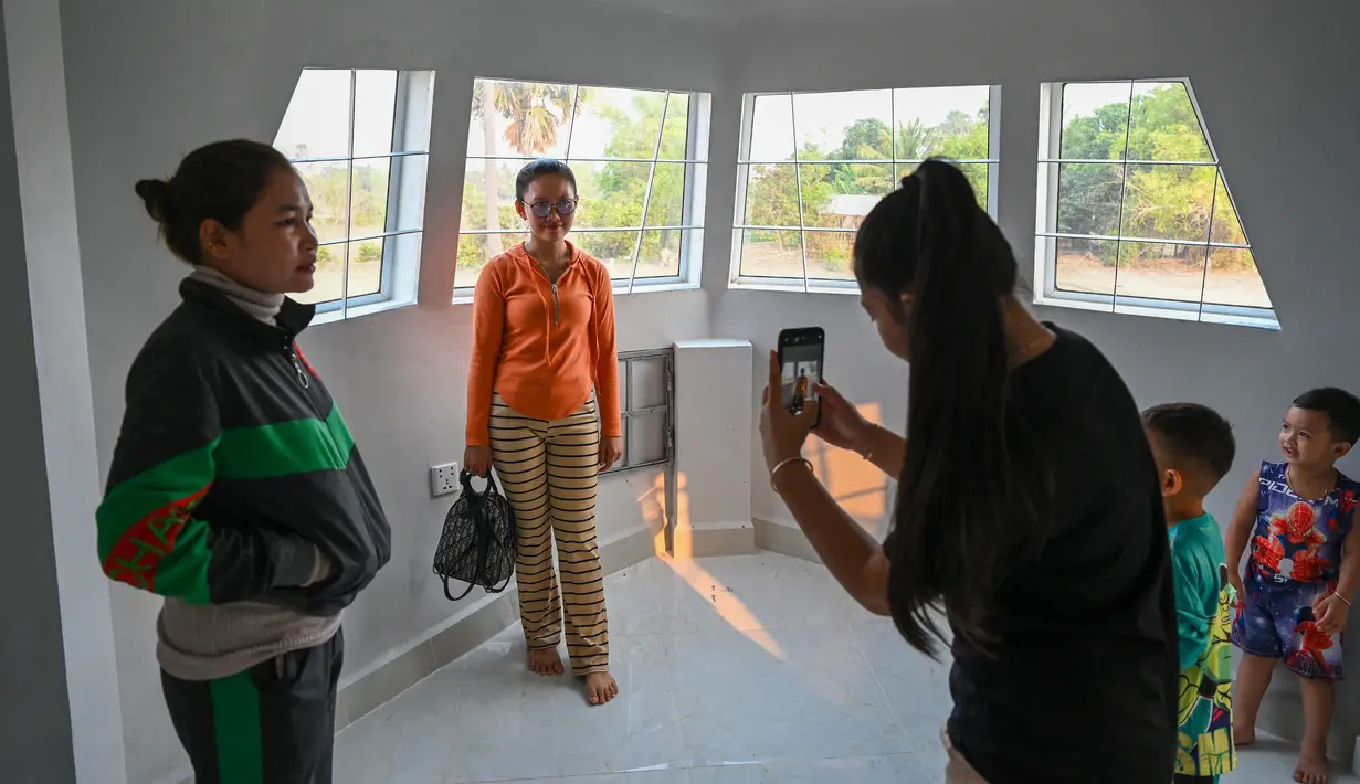 Selain digunakan sebagai tempat tinggal, Peou juga menjadikan rumah pesawatnya itu sebagai tempat piknik dengan tarif masuk antara 50 sen dollar AS (Rp 7.500) hingga 1 dollar AS (Rp 15.000). (Photo by TANG CHHIN SOTHY / AFP)
