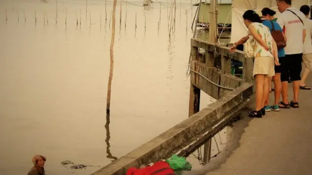 Wanita Tua Vietnam yang Menangkap Seafood