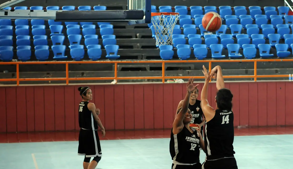Jelang berlaga di Sea Games 2015 Singapura, Tim Basket Putri Indonesia memantapkan pola latihan di Hall A Senayan Jakarta, Sabtu (23/5/2015). Latihan difokuskan pada ketepatan shooting ke jala lawan. (Liputan6.com/Helmi Fithriansyah)