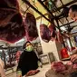 Penjual daging melayani pembeli di Pasar Induk Kramat Jati, Jakarta, Kamis (8/4/2021). Pemerintah melalui Menteri Pertanian Syahrul Yasin Limpo, menegaskan, pihaknya siap melakukan intervensi jika stok daging langka dan terdapat lonjakan harga pada bulan Ramadan. (Liputan6.com/Johan Tallo)