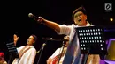 Vokalis grup musik Elek Yo Band, Menteri Luar Negeri Retno Marsudi saat tampil di Java Jazz Festival 2018, di JIExpo Kemayoran, Jumat (02/3). Java Jazz Festival 2018 mengusung tema Celebrate Jazz In Diversity. (Liputan6.com/Pool/Joan)