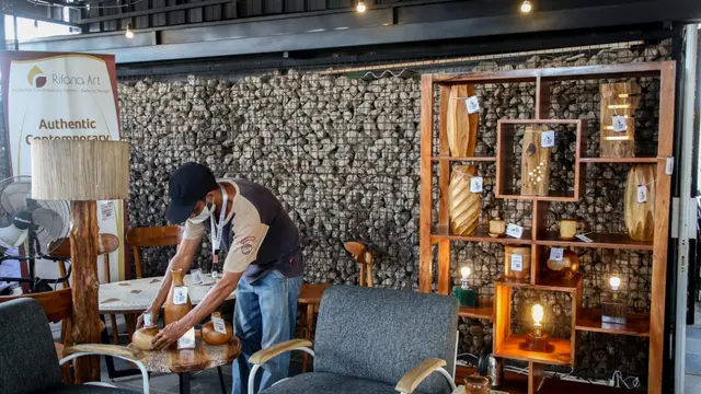 Perajin Sukses Jual Tiga Set Mebel