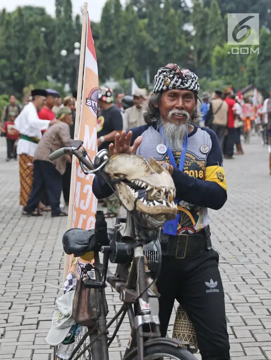 Peserta saat pelepasan kirab estafet IVCA 2018 di Museum Polri, Jakarta, Minggu (25/3). Komunitas Kosti melakukan Kirab IVCA 2018 sejauh 1.500 Kilometer dari pantai Anyer sampai Sanur Bali, yang diikuti 10 sepeda onthelis. (Liputan6.com/Herman Zakharia)