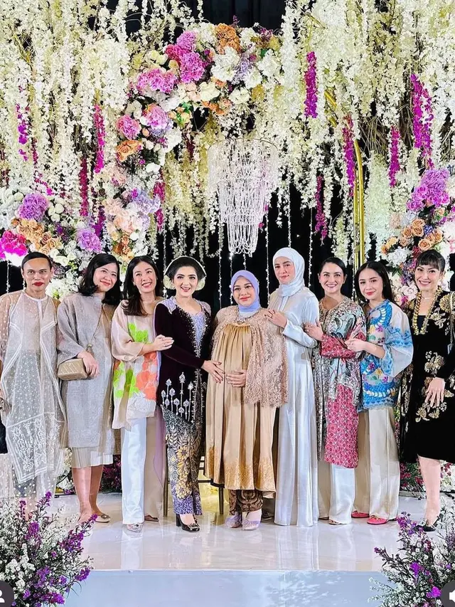 Gaya Ashanty di Acara Mitoni Aurel